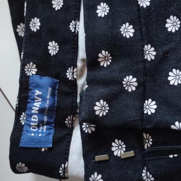 Old Navy 18 pixie pants - Picture 2 of 4